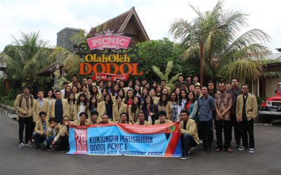 Mahasiswa Ilmu Administrasi Bisnis, Kelas Mata Kuliah Bisnis Mikro, Kecil, dan Menengah Mempelajari Praktik Bisnis UKM Melalui Kunjungan Perusahaan ke PT. Herlinah Cipta Pratama dan PT. GMP, Garut